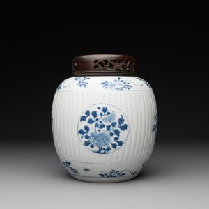 A Chinese blue and white jar with floral design and a wooden cover, Kangxi — photo 2