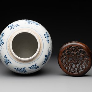 A Chinese blue and white jar with floral design and a wooden cover, Kangxi — photo 5