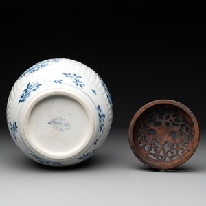 A Chinese blue and white jar with floral design and a wooden cover, Kangxi — photo 6