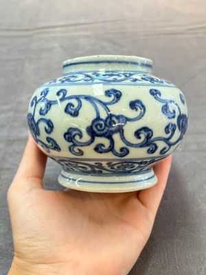 A Chinese blue and white jar with floral design, Ming — foto 1