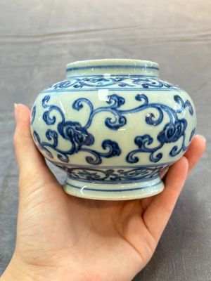 A Chinese blue and white jar with floral design, Ming — foto 2