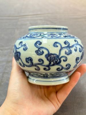 A Chinese blue and white jar with floral design, Ming — foto 3