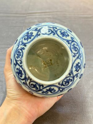 A Chinese blue and white jar with floral design, Ming — foto 5