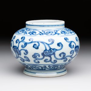 A Chinese blue and white jar with floral design, Ming — foto 1