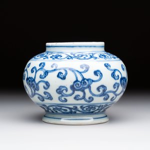 A Chinese blue and white jar with floral design, Ming — foto 2