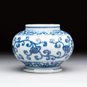 A Chinese blue and white jar with floral design, Ming — foto 5
