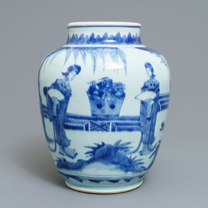 A Chinese blue and white jar with ladies in a garden, Transitional period — 照片 1