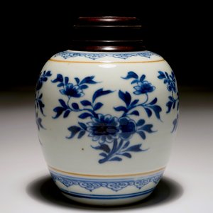 A Chinese blue and white jar with wooden cover, Kangxi — photo 3