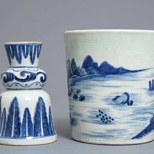A Chinese blue and white jardinière and an inscribed candlestick, 18/19th C. — 照片 2