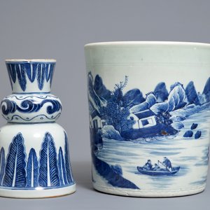 A Chinese blue and white jardinière and an inscribed candlestick, 18/19th C. — 照片 3