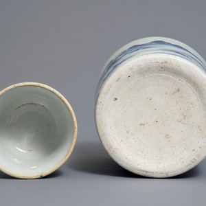 A Chinese blue and white jardinière and an inscribed candlestick, 18/19th C. — 照片 6