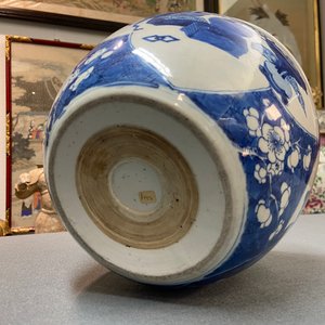 A Chinese blue and white jardinière, Kangxi — photo 17