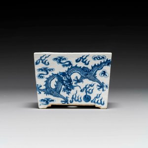 A Chinese blue and white jardiniere with dragons, Guangxu — photo 1