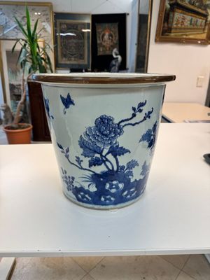A Chinese blue and white jardinière with floral design, Qianlong — foto 1