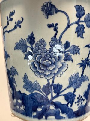 A Chinese blue and white jardinière with floral design, Qianlong — foto 12