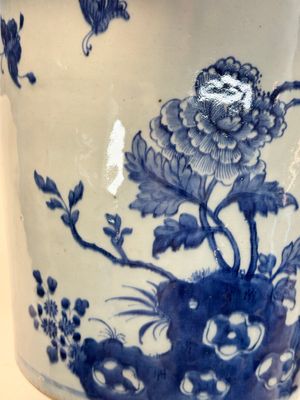 A Chinese blue and white jardinière with floral design, Qianlong — foto 14