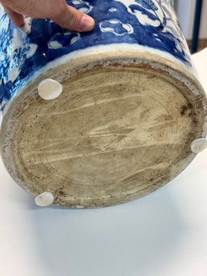 A Chinese blue and white jardinière with floral design, Qianlong — foto 16