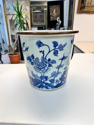 A Chinese blue and white jardinière with floral design, Qianlong — foto 2
