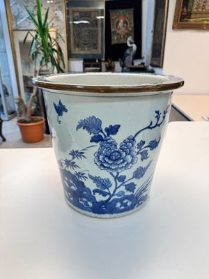 A Chinese blue and white jardinière with floral design, Qianlong — foto 3