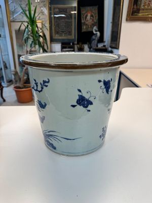 A Chinese blue and white jardinière with floral design, Qianlong — foto 4