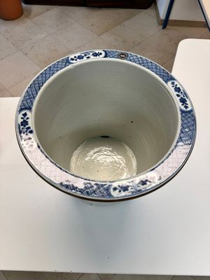 A Chinese blue and white jardinière with floral design, Qianlong — foto 5