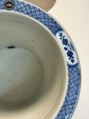 A Chinese blue and white jardinière with floral design, Qianlong — foto 6