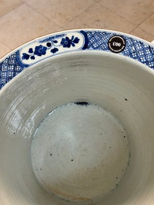 A Chinese blue and white jardinière with floral design, Qianlong — foto 7
