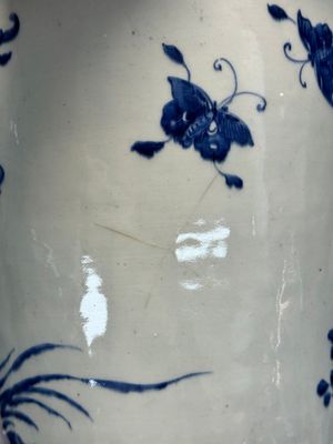 A Chinese blue and white jardinière with floral design, Qianlong — foto 9