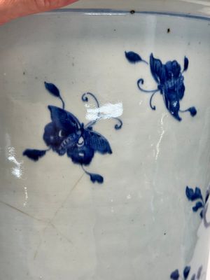A Chinese blue and white jardinière with floral design, Qianlong — foto 10