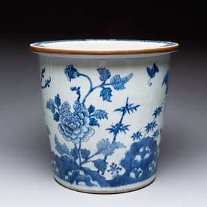 A Chinese blue and white jardinière with floral design, Qianlong — foto 1