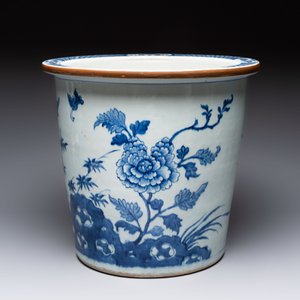 A Chinese blue and white jardinière with floral design, Qianlong — foto 2