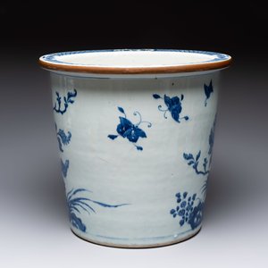 A Chinese blue and white jardinière with floral design, Qianlong — foto 3