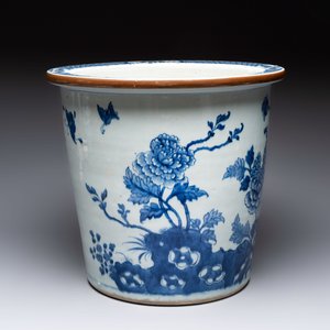 A Chinese blue and white jardinière with floral design, Qianlong — foto 4