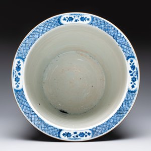 A Chinese blue and white jardinière with floral design, Qianlong — foto 5
