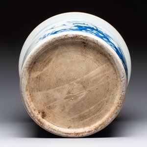 A Chinese blue and white jardinière with floral design, Qianlong — foto 6