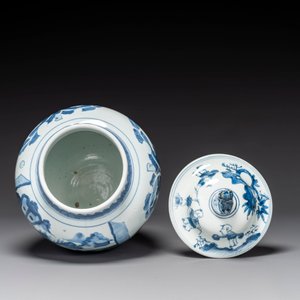 A Chinese blue and white 'Jia Guan Jin Jue 加官晉爵' vase and cover, Transitional period — photo 5