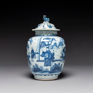 A Chinese blue and white 'Jia Guan Jin Jue 加官晉爵' vase and cover, Transitional period — foto 1