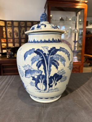 A Chinese blue and white 'Jia Guan Jin Jue 加官晉爵' vase and cover, Transitional period — foto 4