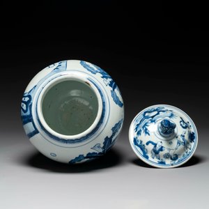 A Chinese blue and white 'Jia Guan Jin Jue 加官晉爵' vase and cover, Transitional period — foto 5