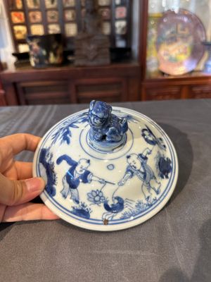A Chinese blue and white 'Jia Guan Jin Jue 加官晉爵' vase and cover, Transitional period — 照片 5