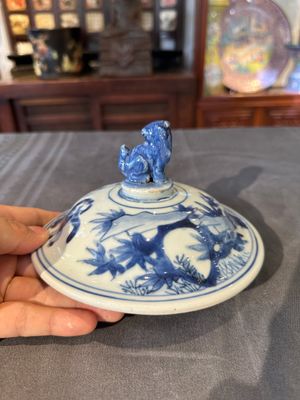 A Chinese blue and white 'Jia Guan Jin Jue 加官晉爵' vase and cover, Transitional period — 照片 6