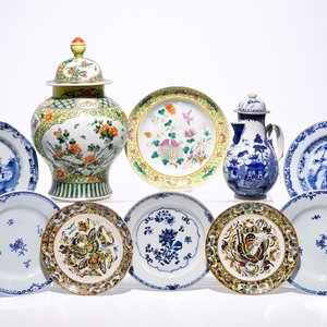 A Chinese blue and white jug, a famille jaune vase and eight plates, 18/19th C. — 照片 1