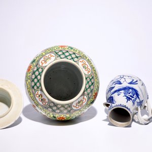 A Chinese blue and white jug, a famille jaune vase and eight plates, 18/19th C. — 照片 11