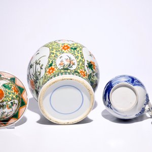 A Chinese blue and white jug, a famille jaune vase and eight plates, 18/19th C. — 照片 12