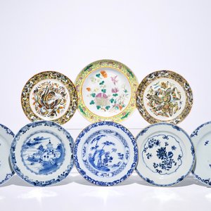 A Chinese blue and white jug, a famille jaune vase and eight plates, 18/19th C. — 照片 2