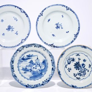 A Chinese blue and white jug, a famille jaune vase and eight plates, 18/19th C. — 照片 3