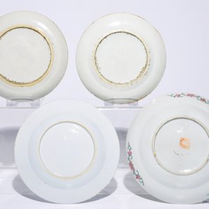 A Chinese blue and white jug, a famille jaune vase and eight plates, 18/19th C. — 照片 6