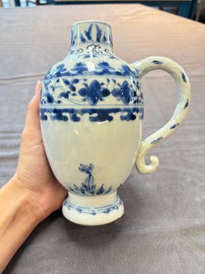 A Chinese blue and white jug and an Imari-style tankard, Transitional period/Kangxi — foto 1