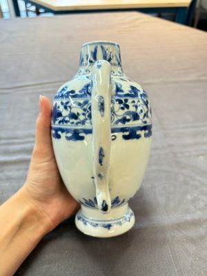 A Chinese blue and white jug and an Imari-style tankard, Transitional period/Kangxi — foto 2