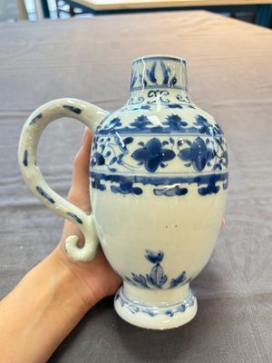 A Chinese blue and white jug and an Imari-style tankard, Transitional period/Kangxi — foto 3
